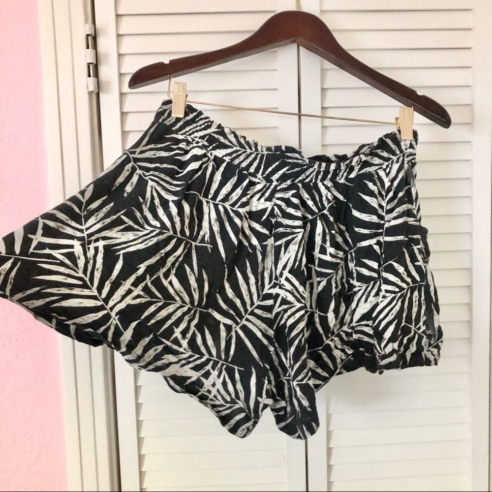 For days easy shorts in palm print. Super comfy, elastic waistband.